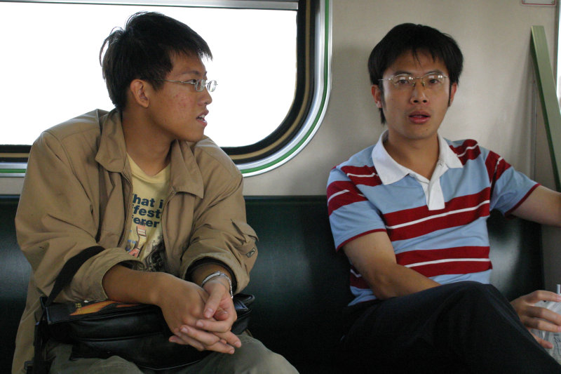 台灣鐵路旅遊攝影電車-區間車交談的旅客2004攝影照片99