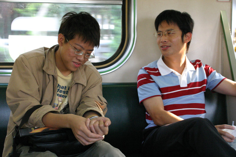 台灣鐵路旅遊攝影電車-區間車交談的旅客2004攝影照片100