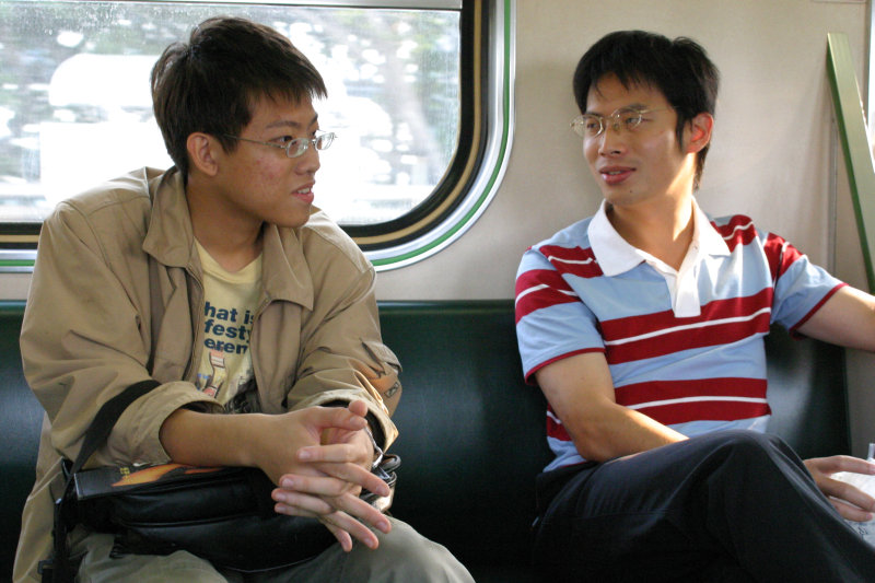 台灣鐵路旅遊攝影電車-區間車交談的旅客2004攝影照片101