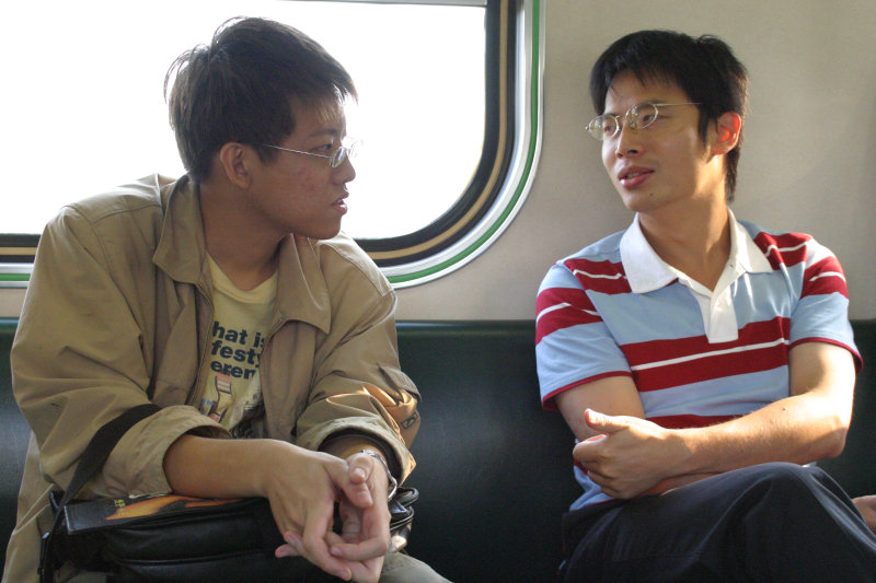 台灣鐵路旅遊攝影電車-區間車交談的旅客2004攝影照片104