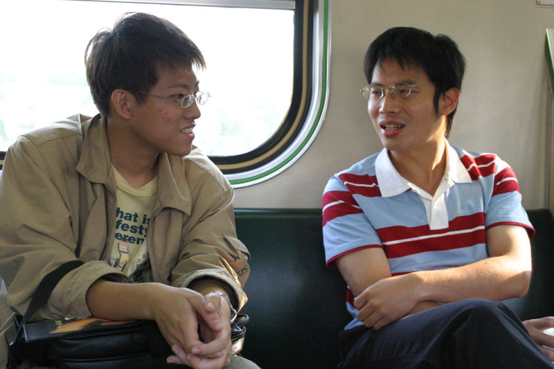 台灣鐵路旅遊攝影電車-區間車交談的旅客2004攝影照片105