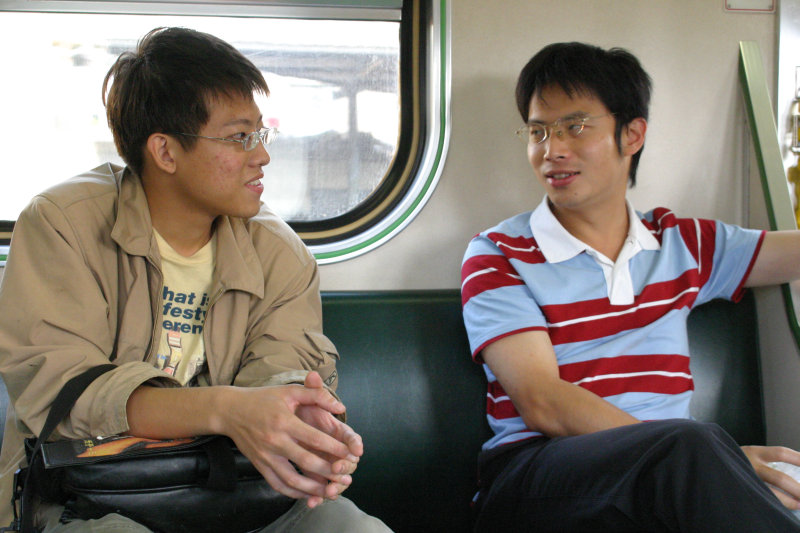 台灣鐵路旅遊攝影電車-區間車交談的旅客2004攝影照片106