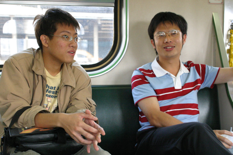 台灣鐵路旅遊攝影電車-區間車交談的旅客2004攝影照片107