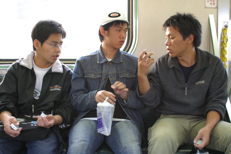 台灣鐵路旅遊攝影電車-區間車交談的旅客2004攝影照片109