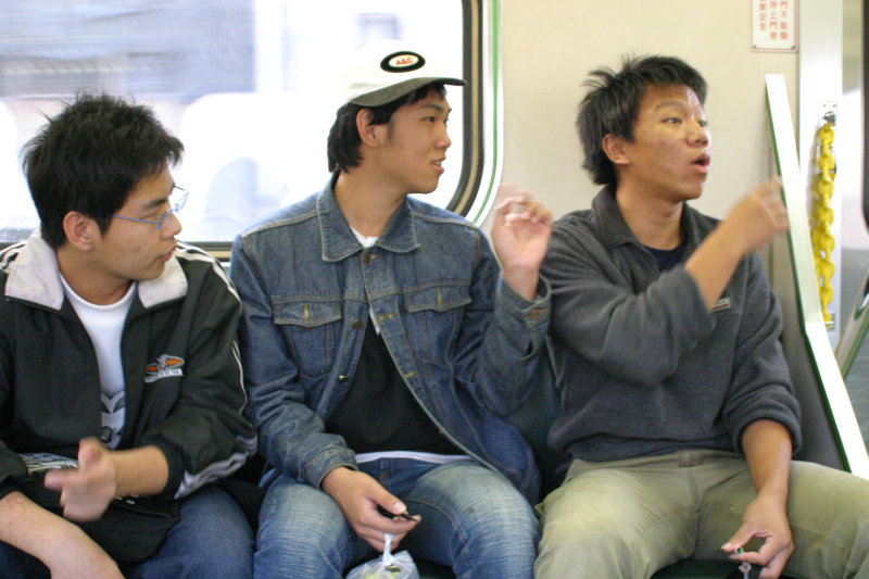 台灣鐵路旅遊攝影電車-區間車交談的旅客2004攝影照片110