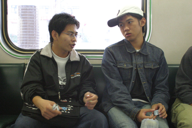 台灣鐵路旅遊攝影電車-區間車交談的旅客2004攝影照片112