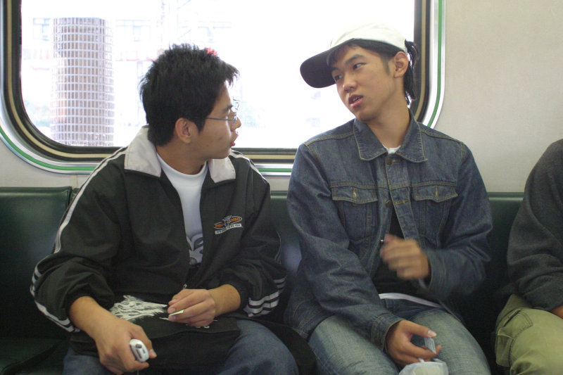 台灣鐵路旅遊攝影電車-區間車交談的旅客2004攝影照片114