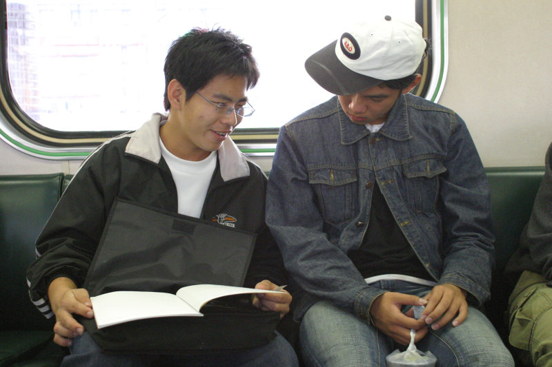 台灣鐵路旅遊攝影電車-區間車交談的旅客2004攝影照片117