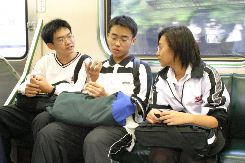 台灣鐵路旅遊攝影電車-區間車交談的旅客2004攝影照片119