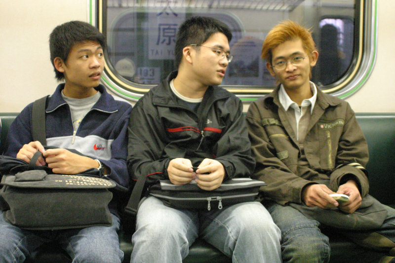 台灣鐵路旅遊攝影電車-區間車交談的旅客2004攝影照片121