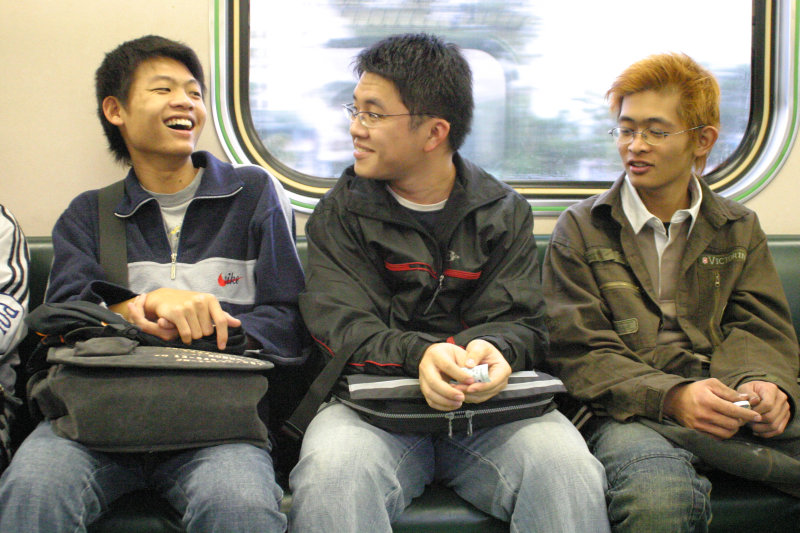 台灣鐵路旅遊攝影電車-區間車交談的旅客2004攝影照片123
