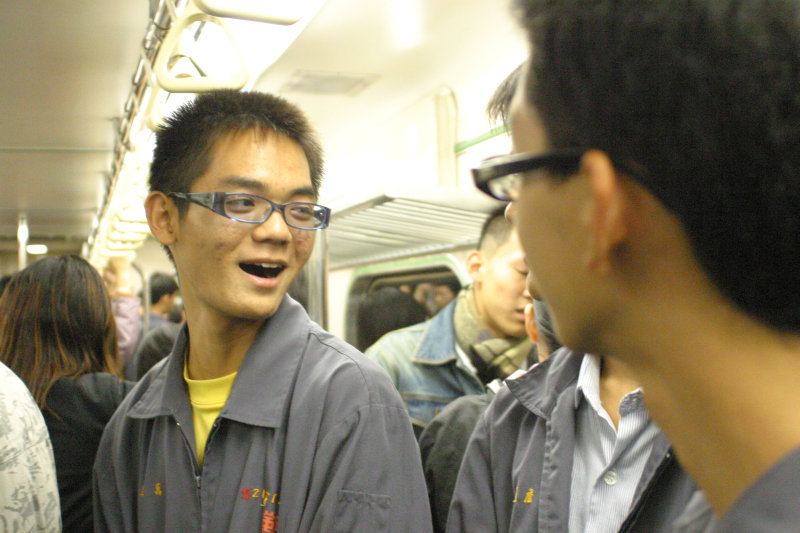 台灣鐵路旅遊攝影電車-區間車交談的旅客2004攝影照片126