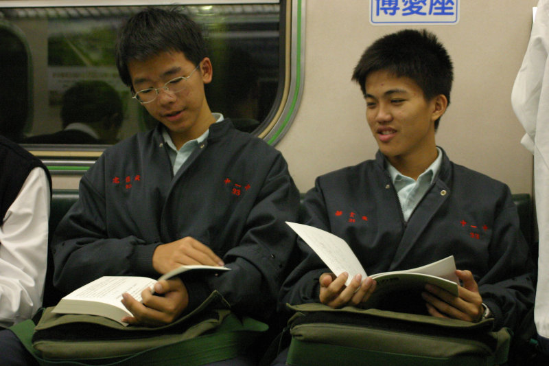 台灣鐵路旅遊攝影電車-區間車交談的旅客2004攝影照片128