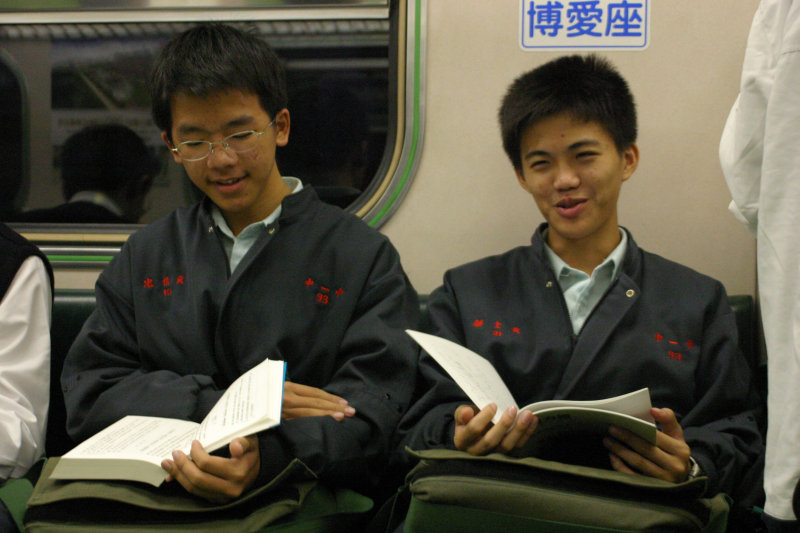 台灣鐵路旅遊攝影電車-區間車交談的旅客2004攝影照片130