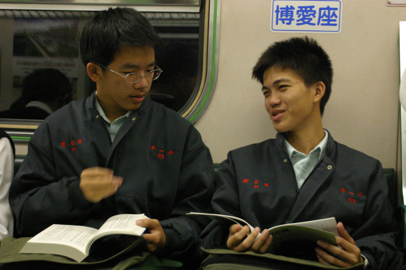 台灣鐵路旅遊攝影電車-區間車交談的旅客2004攝影照片132