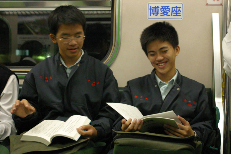 台灣鐵路旅遊攝影電車-區間車交談的旅客2004攝影照片133