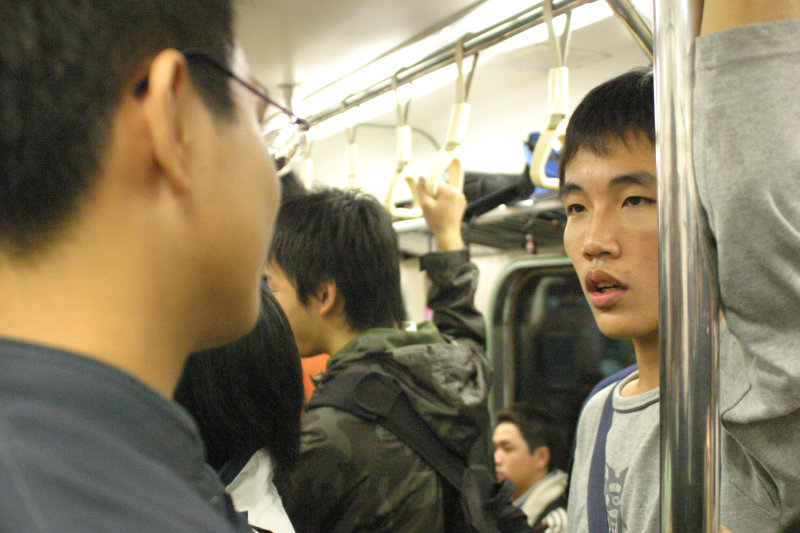 台灣鐵路旅遊攝影電車-區間車交談的旅客2004攝影照片134
