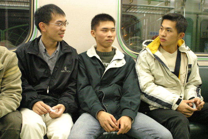 台灣鐵路旅遊攝影電車-區間車交談的旅客2004攝影照片135