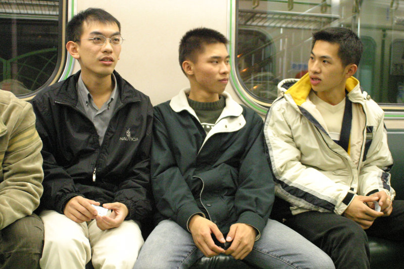 台灣鐵路旅遊攝影電車-區間車交談的旅客2004攝影照片136