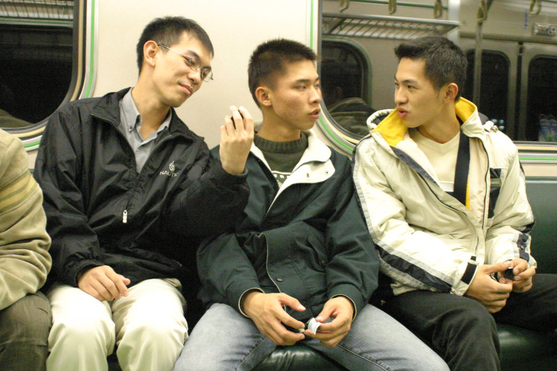 台灣鐵路旅遊攝影電車-區間車交談的旅客2004攝影照片137