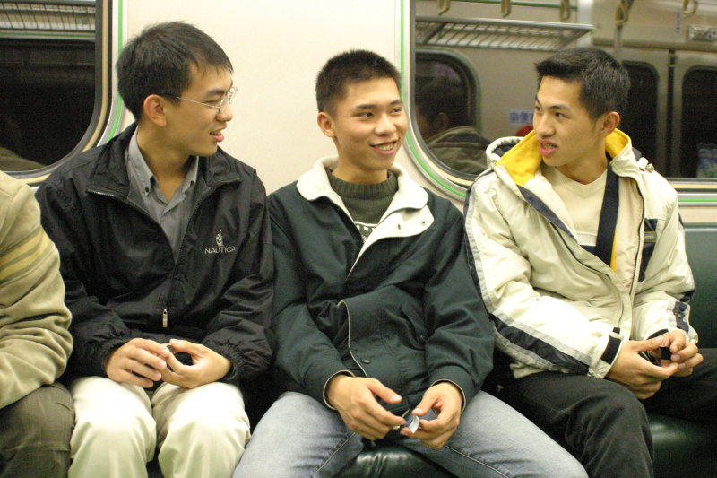 台灣鐵路旅遊攝影電車-區間車交談的旅客2004攝影照片138