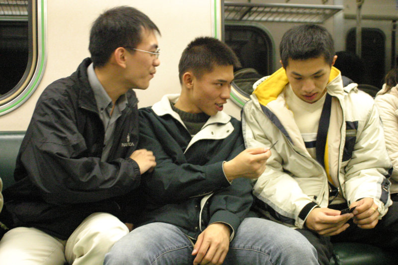 台灣鐵路旅遊攝影電車-區間車交談的旅客2004攝影照片140