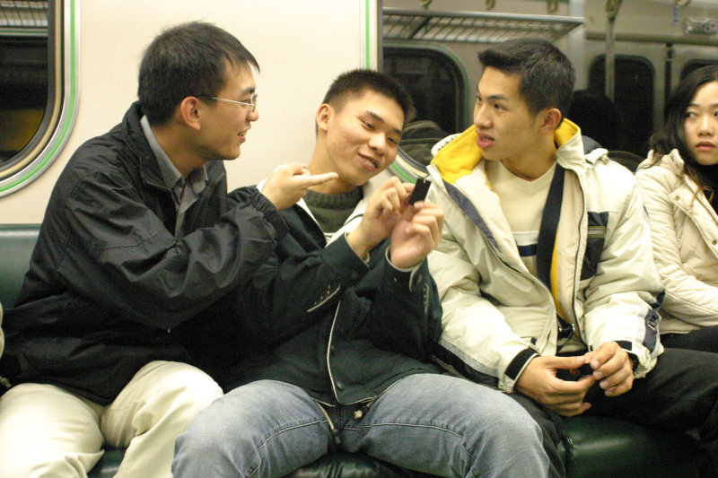 台灣鐵路旅遊攝影電車-區間車交談的旅客2004攝影照片141