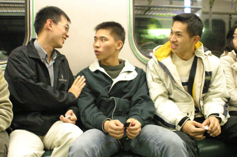 台灣鐵路旅遊攝影電車-區間車交談的旅客2004攝影照片142