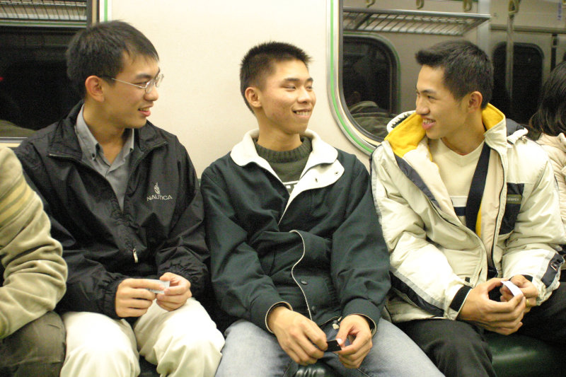 台灣鐵路旅遊攝影電車-區間車交談的旅客2004攝影照片143