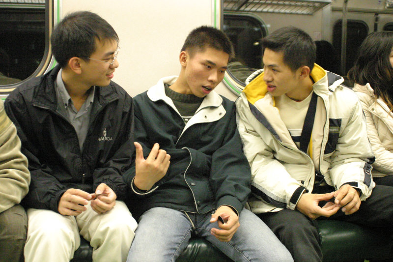 台灣鐵路旅遊攝影電車-區間車交談的旅客2004攝影照片145