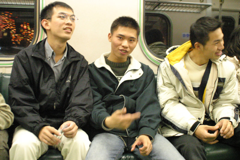 台灣鐵路旅遊攝影電車-區間車交談的旅客2004攝影照片146
