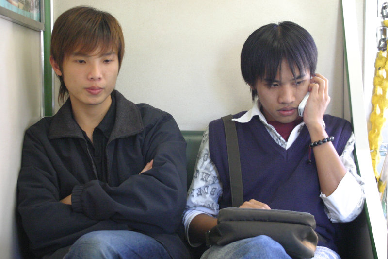 台灣鐵路旅遊攝影電車-區間車交談的旅客2004攝影照片157