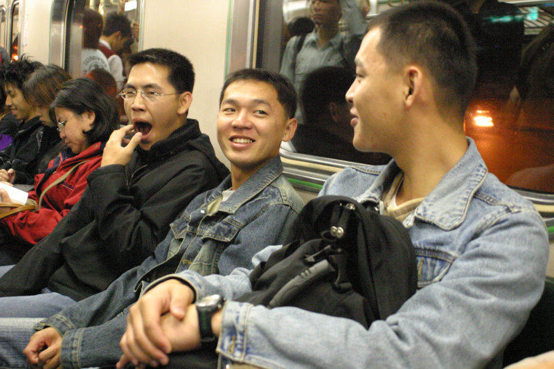 台灣鐵路旅遊攝影電車-區間車交談的旅客2004攝影照片161
