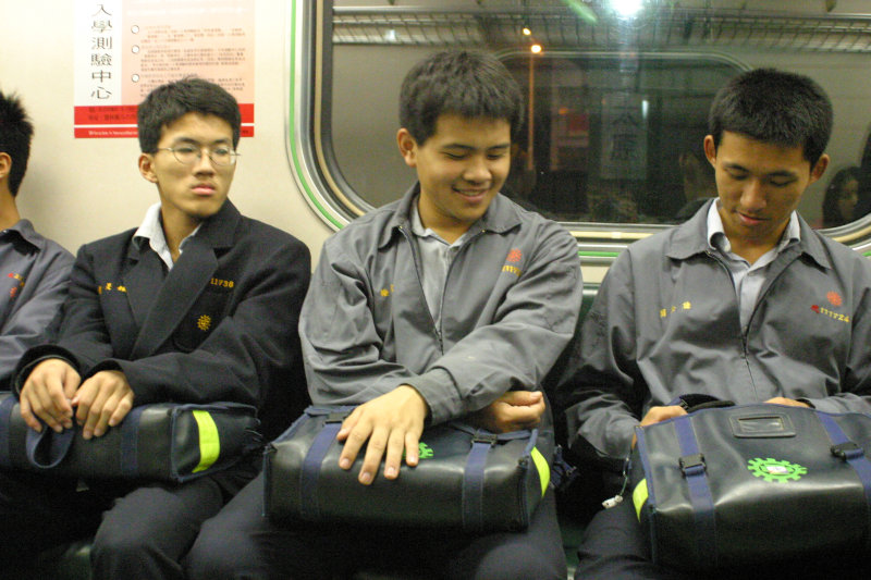 台灣鐵路旅遊攝影電車-區間車交談的旅客2004攝影照片162