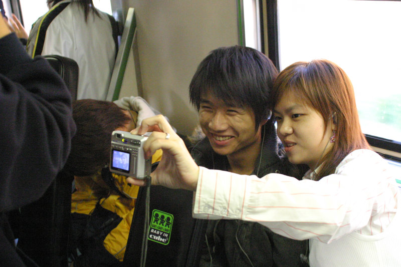 台灣鐵路旅遊攝影電車-區間車交談的旅客2004攝影照片163