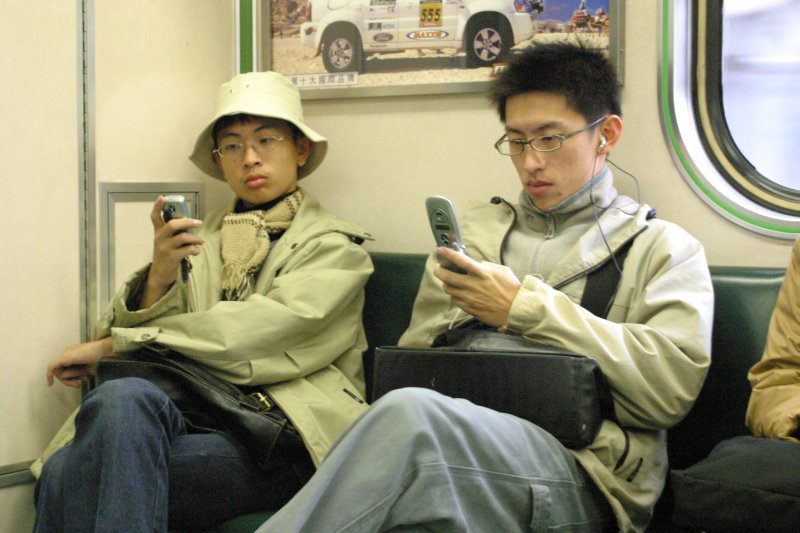 台灣鐵路旅遊攝影電車-區間車交談的旅客2004攝影照片166