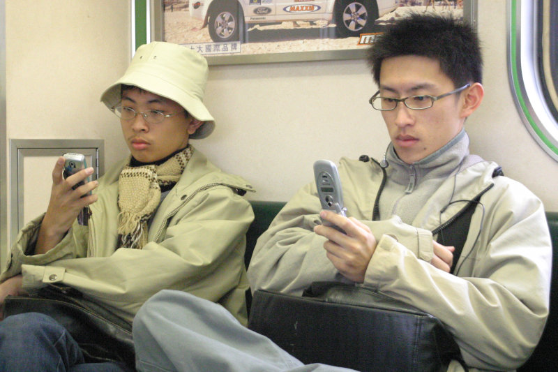 台灣鐵路旅遊攝影電車-區間車交談的旅客2004攝影照片167