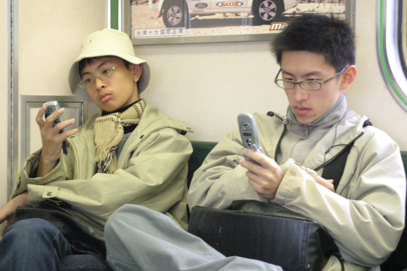 台灣鐵路旅遊攝影電車-區間車交談的旅客2004攝影照片168