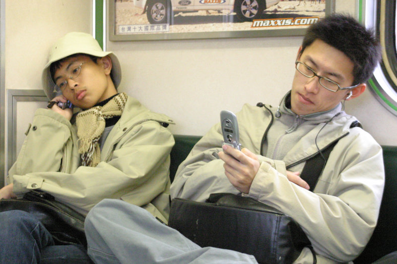 台灣鐵路旅遊攝影電車-區間車交談的旅客2004攝影照片169