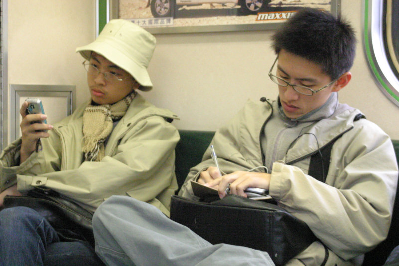 台灣鐵路旅遊攝影電車-區間車交談的旅客2004攝影照片170