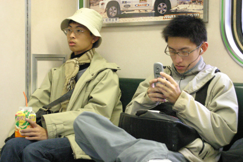 台灣鐵路旅遊攝影電車-區間車交談的旅客2004攝影照片172