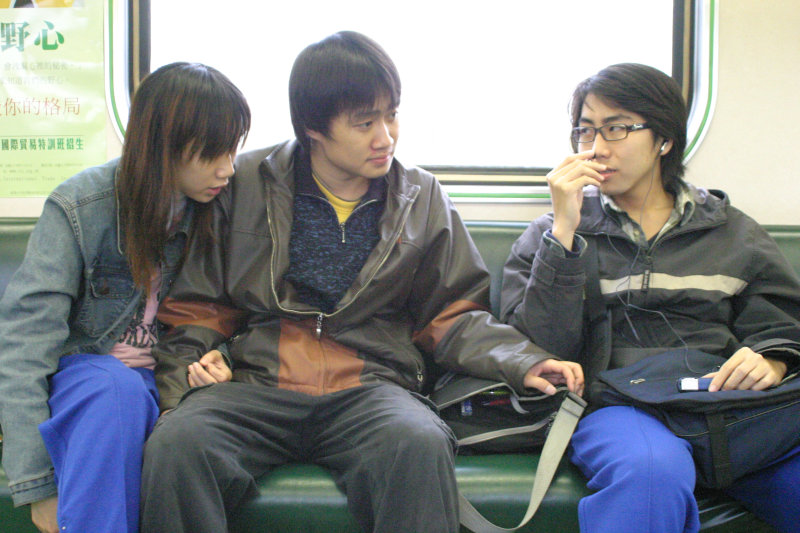 台灣鐵路旅遊攝影電車-區間車交談的旅客2004攝影照片173