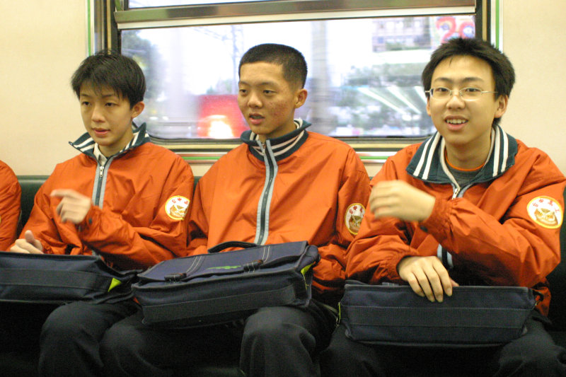 台灣鐵路旅遊攝影電車-區間車交談的旅客2004攝影照片175