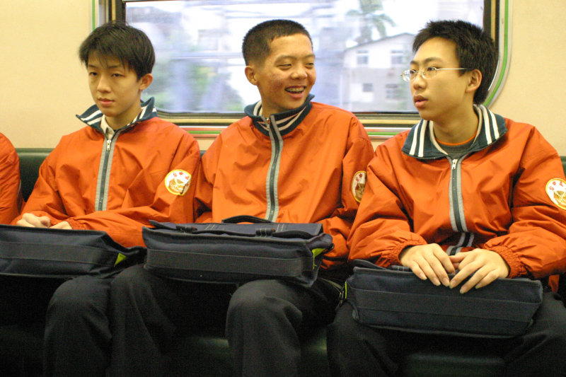 台灣鐵路旅遊攝影電車-區間車交談的旅客2004攝影照片176