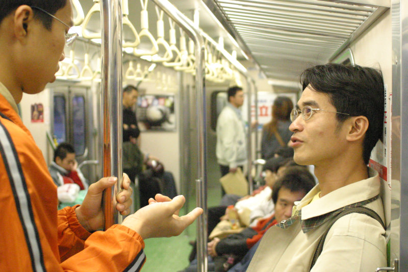 台灣鐵路旅遊攝影電車-區間車交談的旅客2004攝影照片177