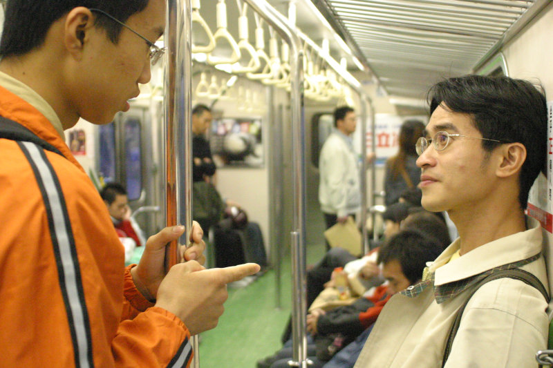 台灣鐵路旅遊攝影電車-區間車交談的旅客2004攝影照片178