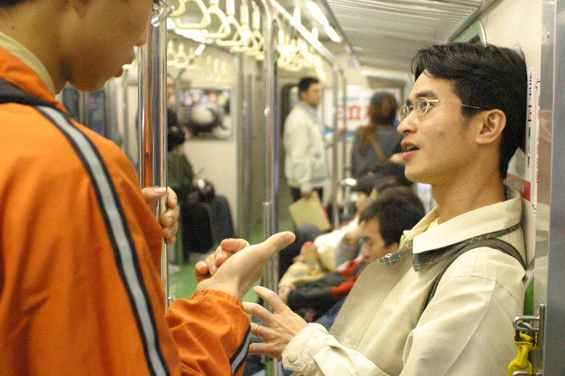 台灣鐵路旅遊攝影電車-區間車交談的旅客2004攝影照片179