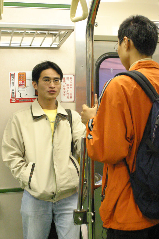 台灣鐵路旅遊攝影電車-區間車交談的旅客2004攝影照片180