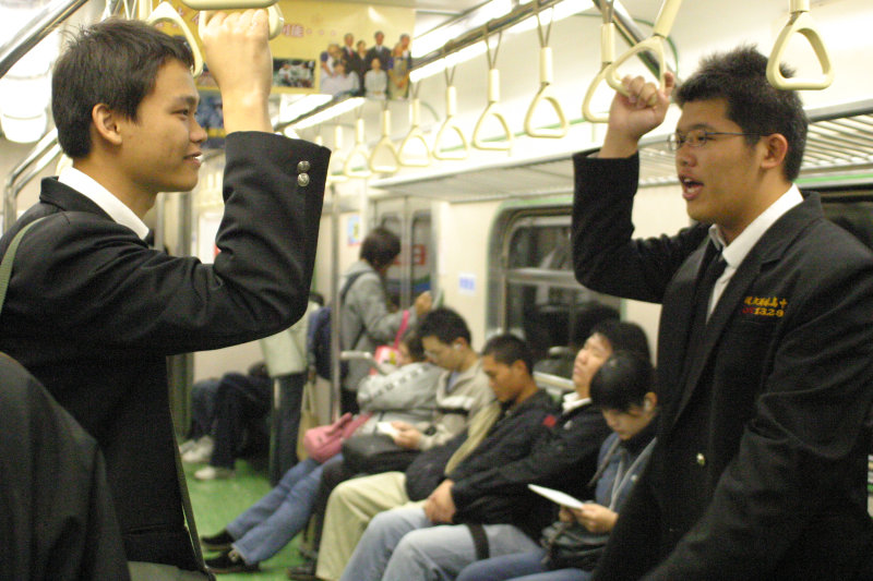 台灣鐵路旅遊攝影電車-區間車交談的旅客2004攝影照片182