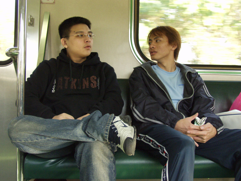 台灣鐵路旅遊攝影電車-區間車交談的旅客2004攝影照片186
